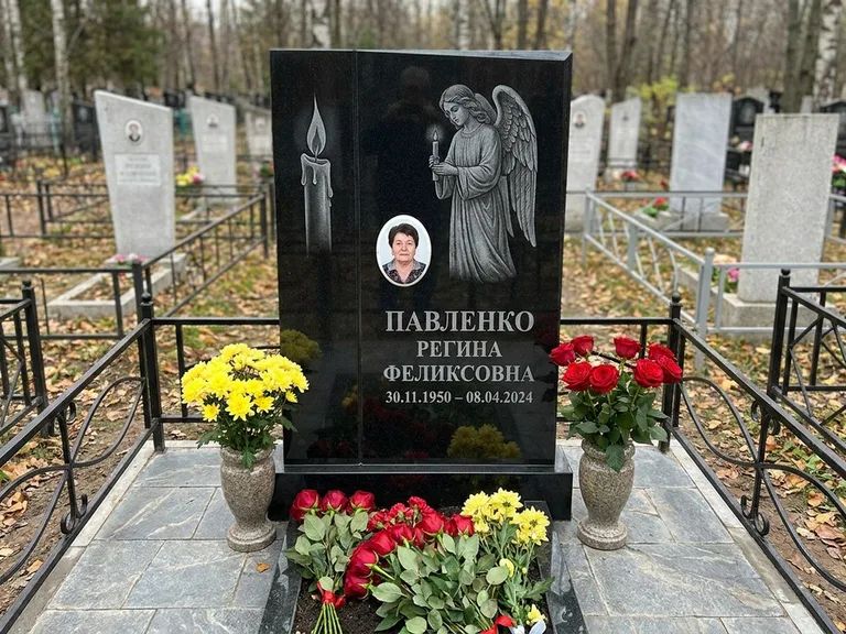 Памятник с гравировкой ангела — гравировка молящегося ангела в верхней части стелы, работа «Пантелеева» в Ижевске