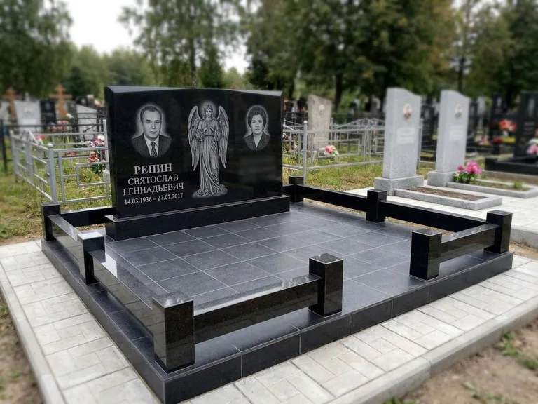 Памятник с гравировкой ангела — гравировка ангела с крестом рядом с эпитафией, работа «Касаткин» в Ижевске