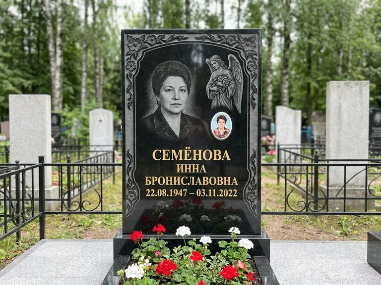 Памятник с гравировкой ангела — гравировка ангела с голубем по диагонали стелы, работа «Лобанова» в Ижевске