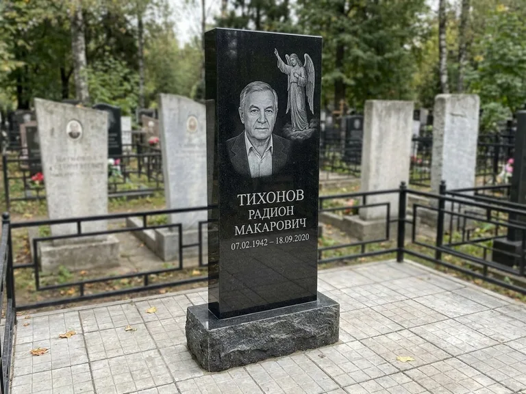 Памятник с гравировкой ангела — гравировка двух ангелов по сторонам портрета, работа «Свиридов» в Ижевске