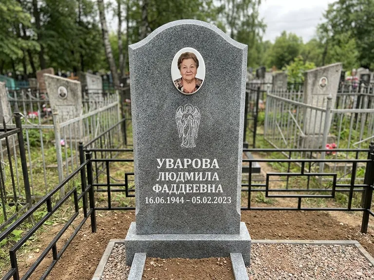 Памятник с гравировкой ангела — гравировка ангела в облаках с лучами над портретом, работа «Игнатова» в Ижевске