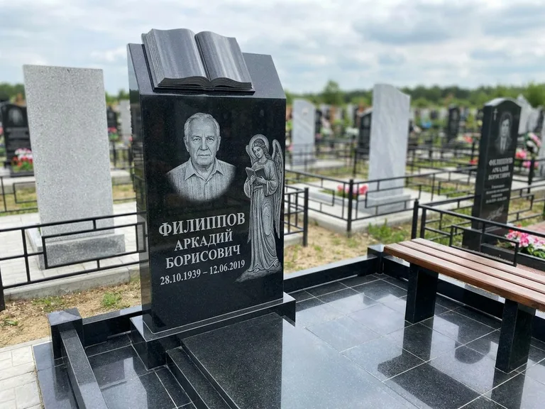 Памятник с гравировкой ангела — белая гравировка скорбящего ангела над портретом, работа «Доронин» в Ижевске