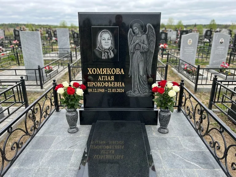 Памятник с гравировкой ангела — гравировка ангела-хранителя сбоку от портрета, работа «Яковлева» в Ижевске