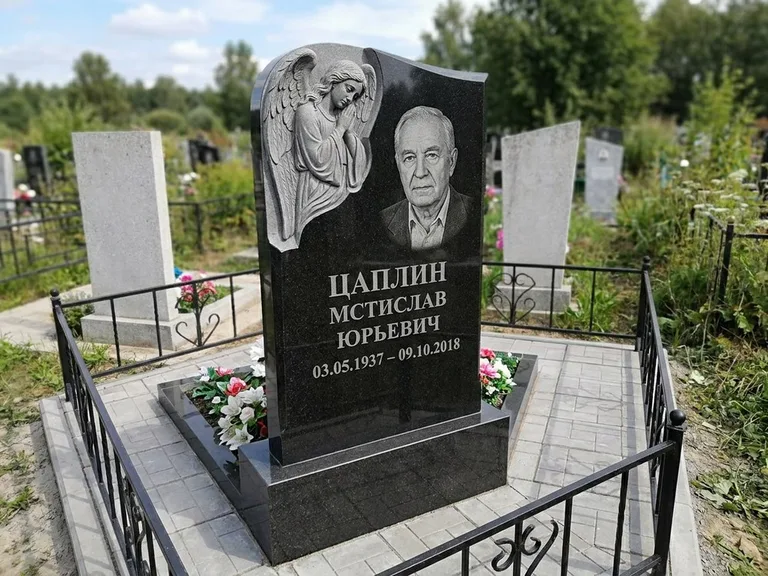 Памятник с гравировкой ангела — гравировка молящегося ангела в верхней части стелы, работа «Пономарёв» в Ижевске