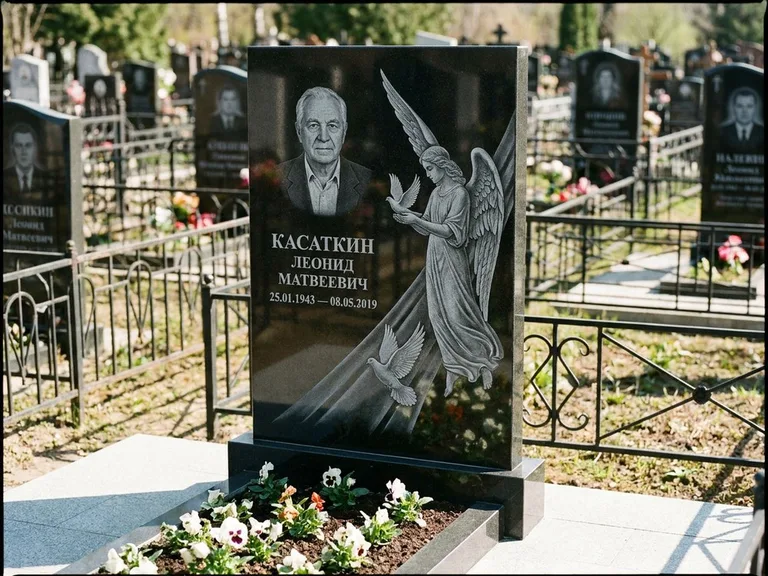 Памятник с гравировкой ангела — гравировка ангела с голубем по диагонали стелы, работа «Касаткин» в Ижевске