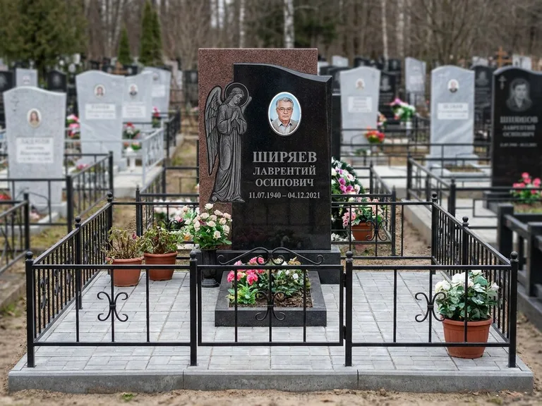 Памятник с гравировкой ангела — гравировка ангела с голубем по диагонали стелы, работа «Селиванов» в Ижевске