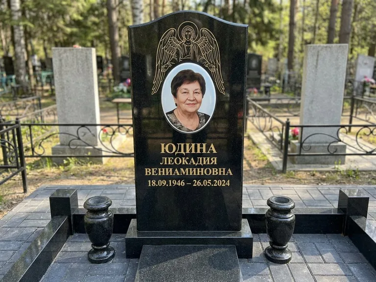 Памятник с гравировкой ангела — гравировка двух ангелов по сторонам портрета, работа «Гордеева» в Ижевске