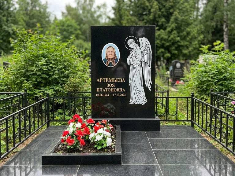 Памятник с гравировкой ангела — гравировка ангела в облаках с лучами над портретом, работа «Фаддеев» в Ижевске