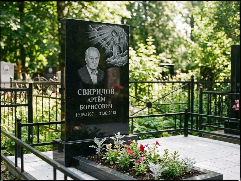Памятник с гравировкой ангела — гравировка ангела в облаках с лучами над портретом, работа «Свиридов» в Ижевске