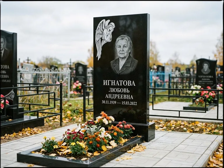 Памятник с гравировкой ангела — белая гравировка скорбящего ангела над портретом, работа «Игнатова» в Ижевске