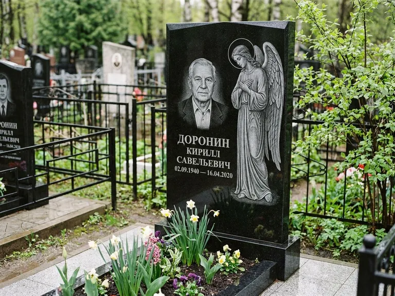 Памятник с гравировкой ангела — гравировка ангела-хранителя сбоку от портрета, работа «Доронин» в Ижевске