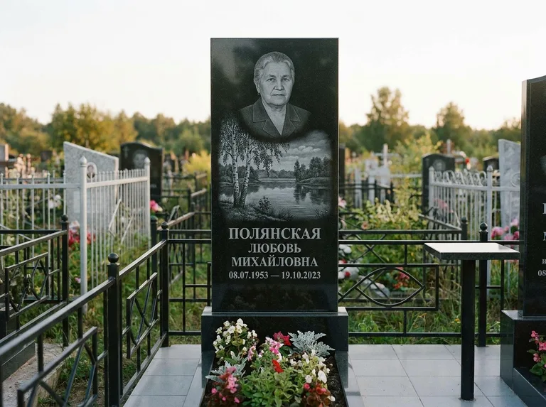 Памятник с гравировкой берёзы — гравировка берёзы у зеркального озера, работа «Полянская» в Ижевске