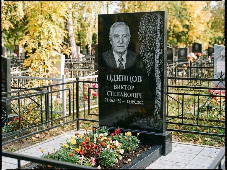 Памятник с гравировкой берёзы — гравировка плакучей берёзы с тонкими ветвями, работа «Одинцов» в Ижевске