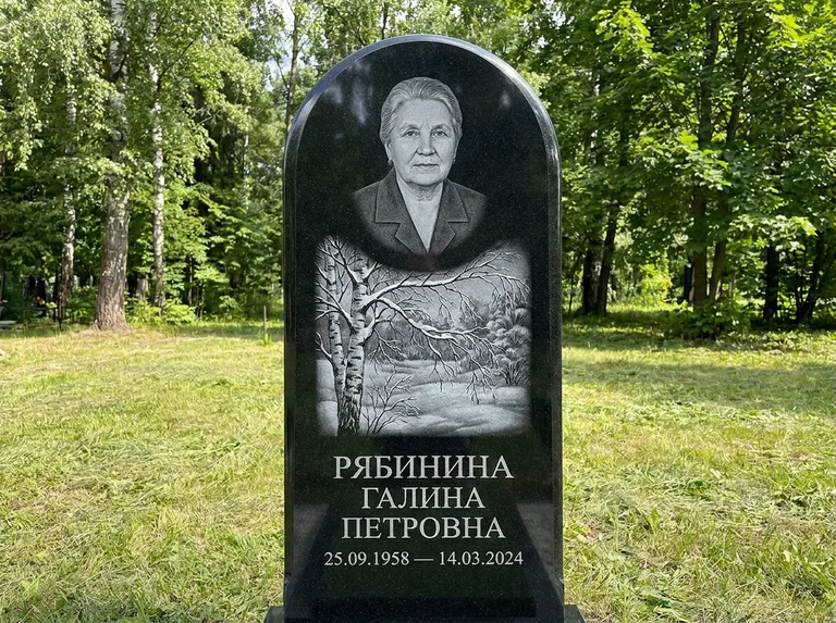 Памятник с гравировкой берёзы: стела с плавным арочным верхом — зимняя берёза, снег на ветвях, газон без ограды, стриженая трава, работа «Рябинина» в Ижевске