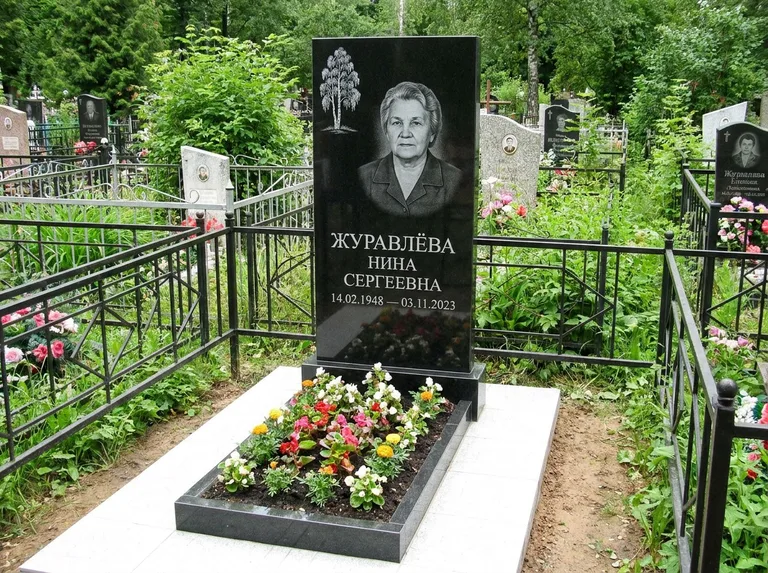 Памятник с гравировкой берёзы — гравировка одинокой берёзы над именем, работа «Журавлёва» в Ижевске