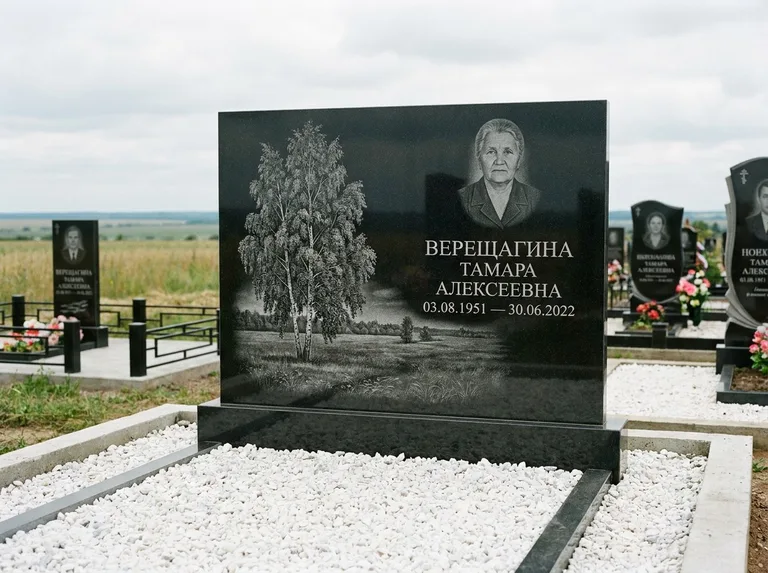 Памятник с гравировкой берёзы: широкая горизонтальная стела — берёза у поля, простор до горизонта, белая мраморная крошка с бордюром, работа «Верещагина» в Ижевске