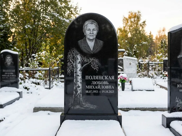 Памятник с гравировкой берёзы: полукруглая стела — объёмная одинокая берёза с фактурной корой, заснеженный зимний участок, работа «Полянская» в Ижевске