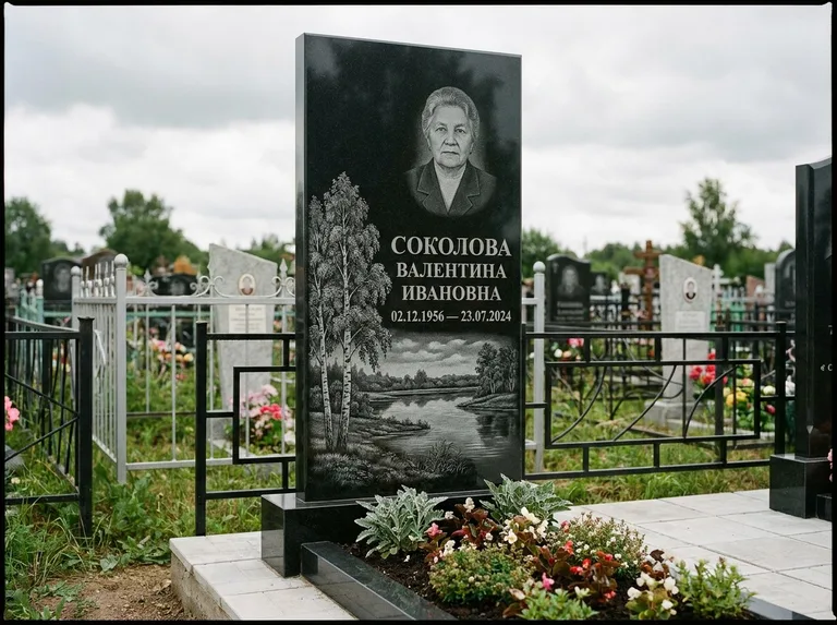 Памятник с гравировкой берёзы — гравировка берёзы у зеркального озера, работа «Соколова» в Ижевске