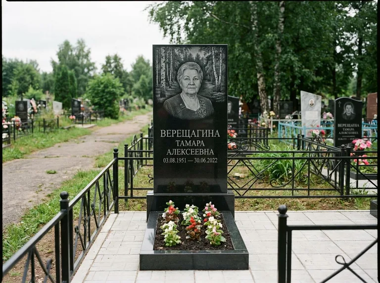 Памятник с гравировкой берёзы — гравировка берёзовой рощи в глубину, работа «Верещагина» в Ижевске
