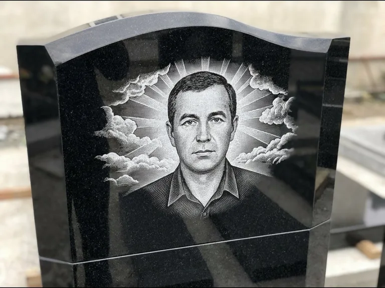 Гравировка фото на памятнике — с фоном в Ижевске