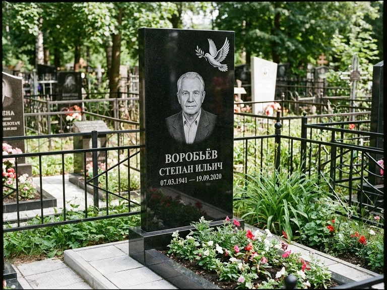 Гравировка голубей на памятник в Ижевске — памятник из чёрного гранита с гравировкой