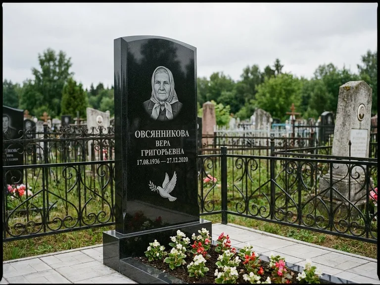 Памятник с гравировкой голубей — гравировка голубя с оливковой ветвью рядом с эпитафией, работа «Овсянникова» в Ижевске