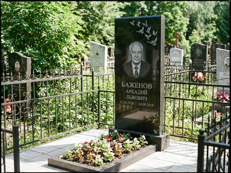 Памятник с гравировкой голубей — гравировка стаи голубей, взлетающей от угла стелы, работа «Баженов» в Ижевске