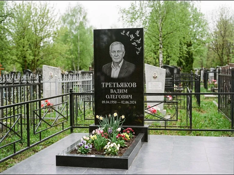 Памятник с гравировкой голубей — гравировка стаи голубей, взлетающей от угла стелы, работа «Третьяков» в Ижевске
