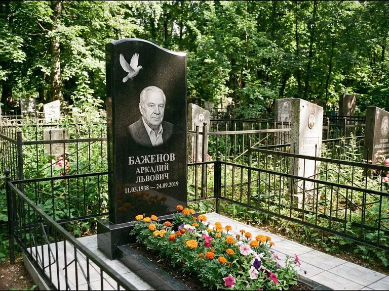 Памятник с гравировкой голубей — белая гравировка взлетающего голубя над портретом, работа «Баженов» в Ижевске
