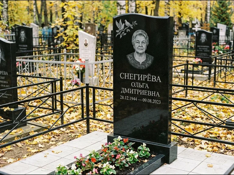 Памятник с гравировкой голубей — гравировка пары голубей на ветке в верхнем углу стелы, работа «Снегирёва» в Ижевске
