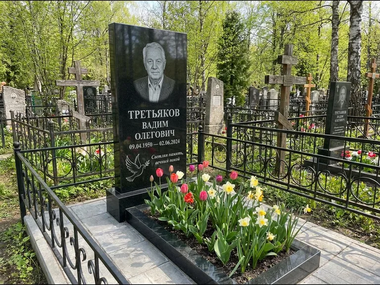 Памятник с гравировкой голубей — гравировка голубя с оливковой ветвью рядом с эпитафией, работа «Третьяков» в Ижевске