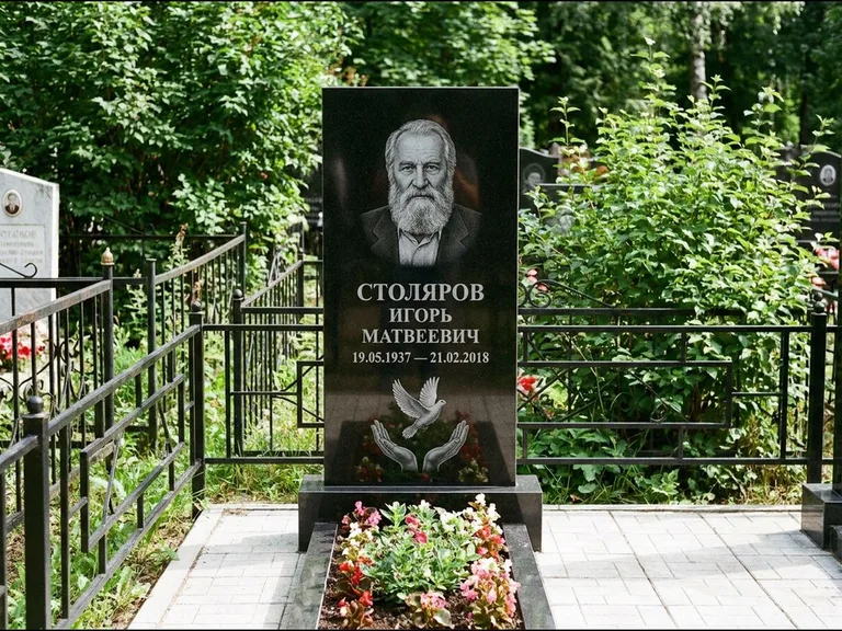 Памятник с гравировкой голубей — гравировка голубя над раскрытыми ладонями внизу стелы, работа «Столяров» в Ижевске