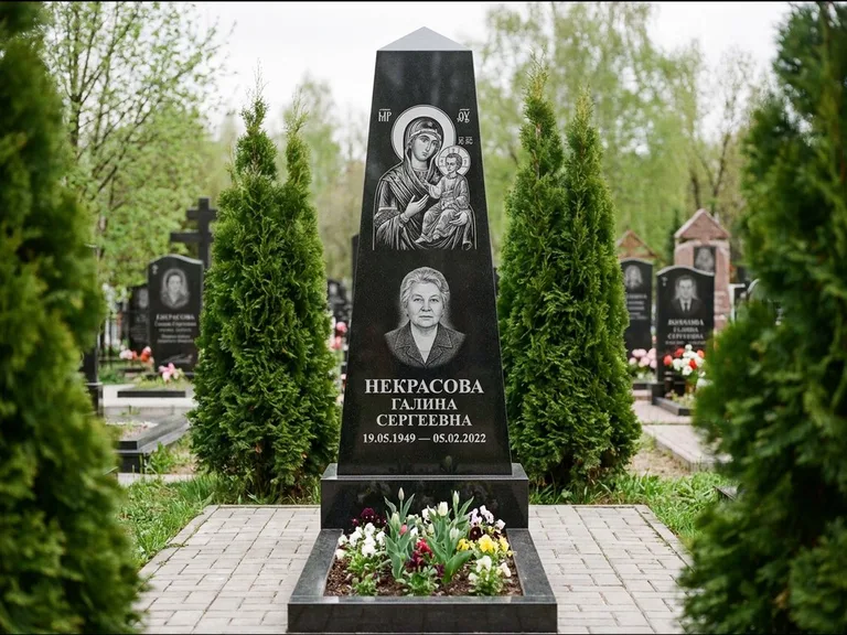 Памятник с гравировкой иконы — образ Николая Чудотворца, работа «Третьяков» в Ижевске