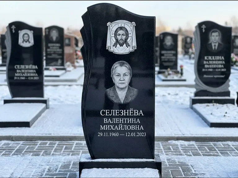 Памятник с гравировкой иконы — Казанская икона Божией Матери на стеле, работа «Одинцов» в Ижевске