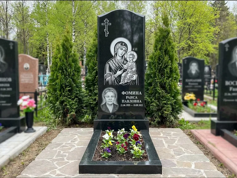 Памятник с гравировкой иконы — икона в резном киоте, работа «Гущин» в Ижевске