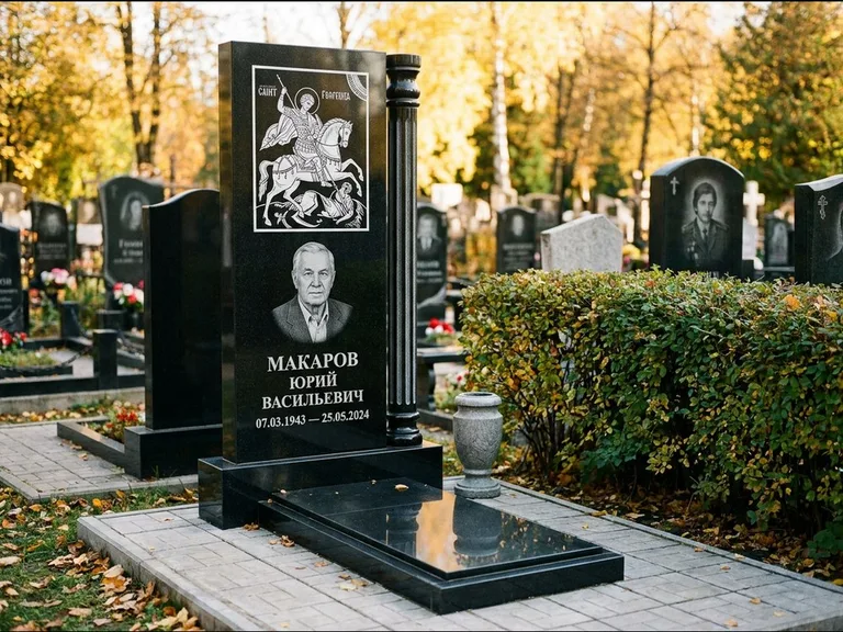 Памятник с гравировкой иконы: вертикальная стела с образом над портретом — гравировка Богородицы «Семистрельная», гранитные столбики с провисающей цепью, работа «Верещагина» в Ижевске