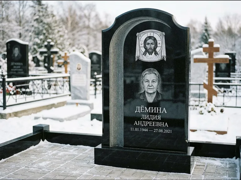 Памятник с гравировкой иконы: гранёный восьмиугольный обелиск с крестом — гравировка Николая Чудотворца, семейный участок с гранитной скамьёй, работа «Зотов» в Ижевске