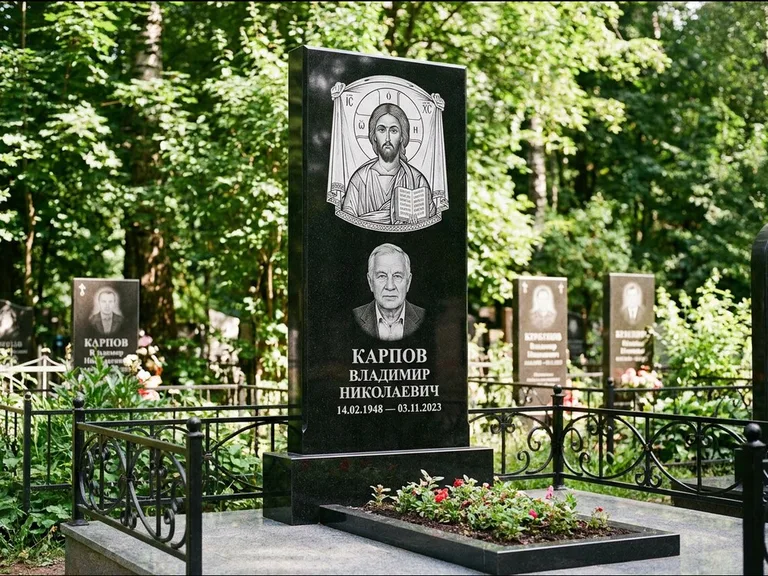 Памятник с гравировкой иконы: широкая двойная семейная стела — золочёный нимб на образе, цветник с красными розами, работа «Воронцова» в Ижевске