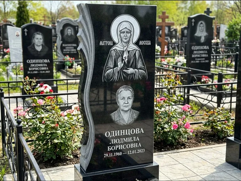 Памятник с гравировкой иконы: ступенчатая двухуровневая стела — Архангел Михаил на стеле, каменная дорожка из плитняка, работа «Одинцов» в Ижевске