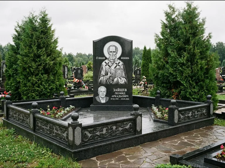 Памятник с гравировкой иконы: стела с гранитным столиком и скамьёй — Архангел Михаил на стеле, семейный участок с плиткой, работа «Верещагина» в Ижевске