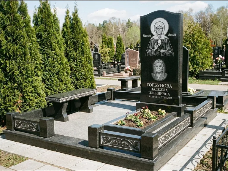 Памятник с гравировкой иконы: стела в форме раскрытой книги с образом — гравировка образа Спасителя, цоколь тёмной плиткой, работа «Зотов» в Ижевске
