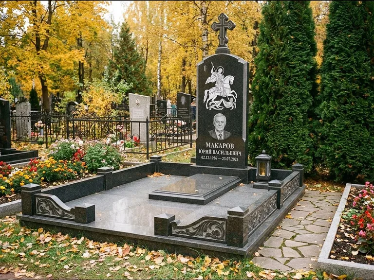 Памятник с гравировкой иконы: ступенчатая трёхуровневая стела — золочёный нимб на образе, дорожка из природного плитняка, работа «Лебедева» в Ижевске
