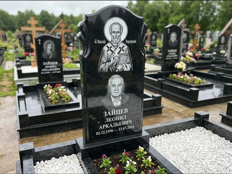 Памятник с гравировкой иконы — образ Николая Чудотворца, работа «Лебедева» в Ижевске