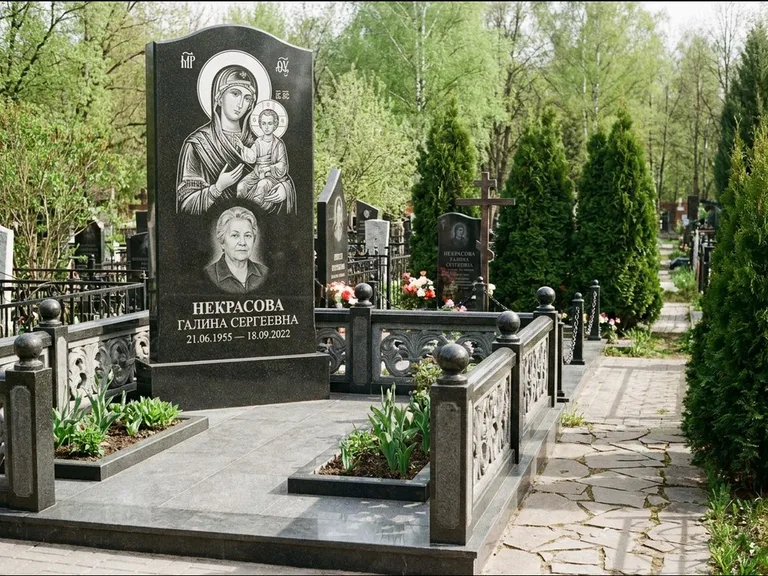 Памятник с гравировкой иконы: полукруглая стела с купольным навершием — Архангел Михаил на стеле, заснеженный зимний участок, работа «Гущин» в Ижевске