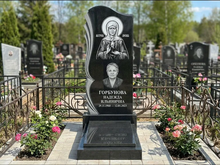 Памятник с гравировкой иконы — икона в резном киоте, работа «Одинцов» в Ижевске