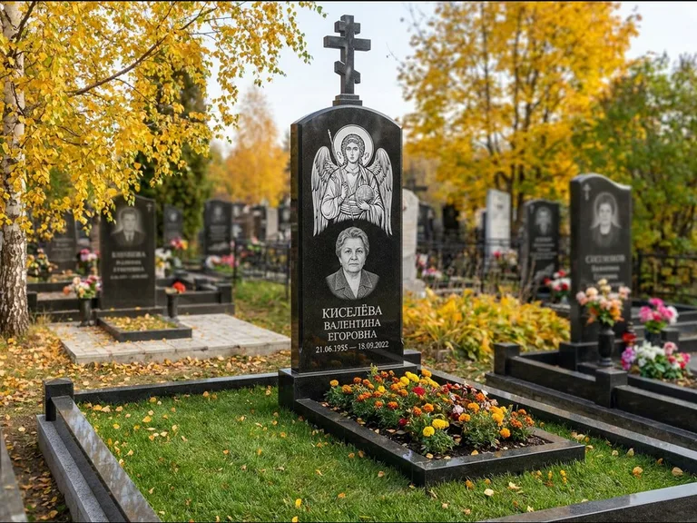 Памятник с гравировкой иконы — образ в полный рост на обороте стелы, работа «Гущин» в Ижевске