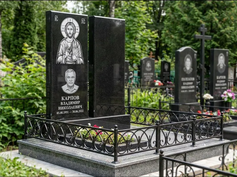 Памятник с гравировкой иконы — Казанская икона Божией Матери на стеле, работа «Богданова» в Ижевске