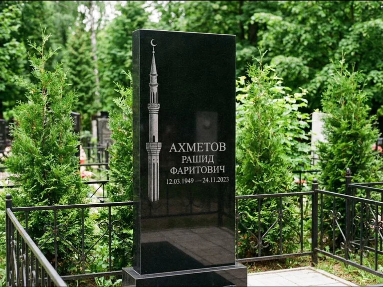 Мусульманский памятник с гравировкой мечети — минарет с полумесяцем у края стелы, работа «Ахметов» в Ижевске