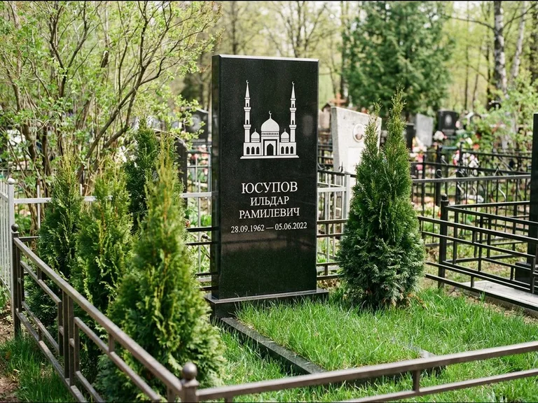 Мусульманский памятник с гравировкой мечети — силуэт мечети с двумя минаретами над именем, работа «Юсупов» в Ижевске