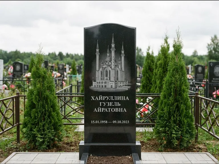 Мусульманский памятник с гравировкой мечети — мечеть Кул-Шариф на обороте стелы, работа «Хайруллина» в Ижевске